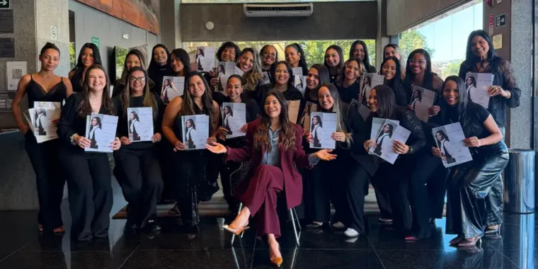 Turma presencial da Amanda Ferreira com os certificados, em Belo Horizonte, 2026